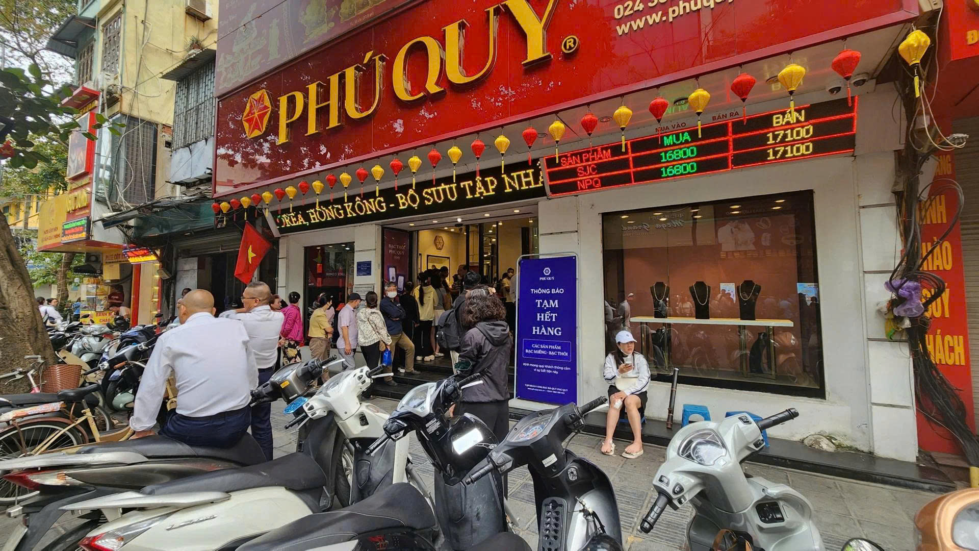 Giá vàng hôm nay mới nhất (22/3) tiếp đà giảm: Người mua xếp hàng đông nghịt từ sáng sớm, chợ đen lại nổi sóng