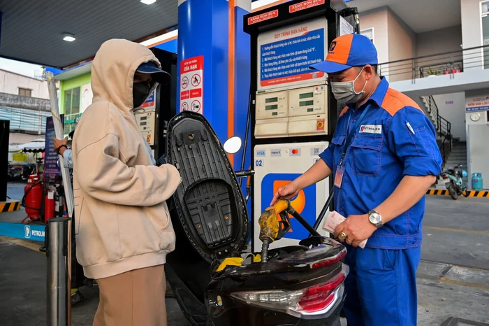 Giá xăng dầu hôm nay chiều 25/3: Bất ngờ lao dốc, có loại giảm hơn 4.000 đồng/lít