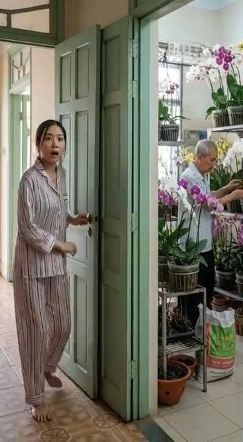 Từ ngày về làm dâu mẹ chồng không bao giờ cho tôi vào nhà tắm của mẹ và bố chồng, bà nói vợ chồng tôi chỉ nên tắm ở phòng tắm riêng của hai vợ chồng thôi. Thế nhưng hôm đó phòng vợ chồng tôi h/ỏng vòi hoa sen