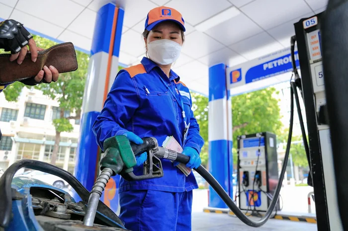 Giá xăng dầu hôm nay 7/4: Tiếp tục đà tăng mạnh