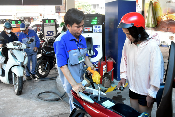 Giá xăng dầu hôm nay 3.4: Giá dầu thế giới tăng gần 12%