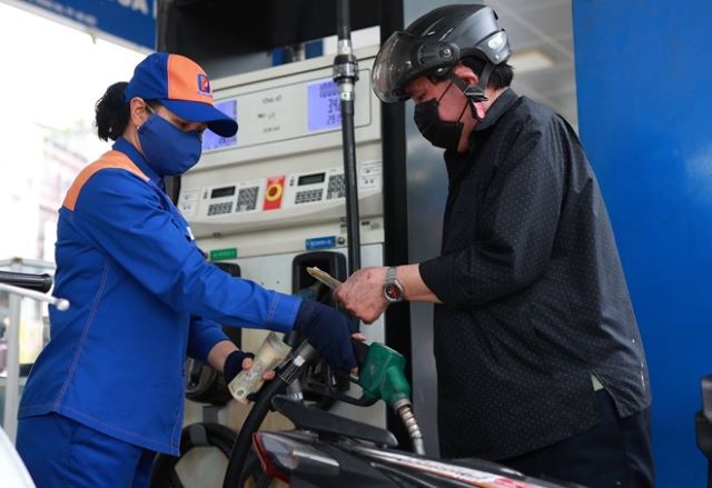 Giá xăng dầu hôm nay 4/4: Dầu thô WTI leo đỉnh, xăng trong nước biến động mạnh