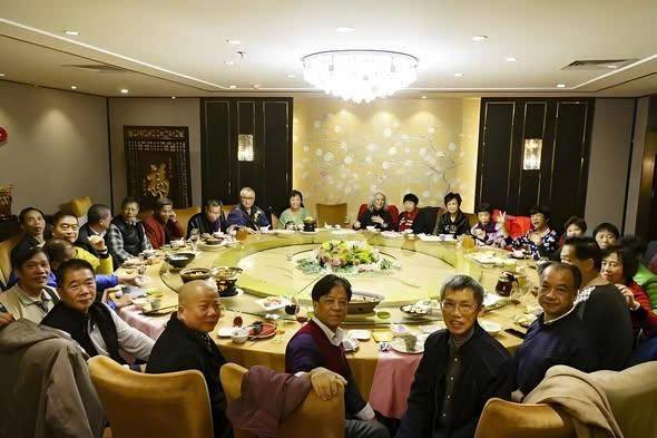 Đi họp lớp, bạn bè khoe làm giám đốc, trưởng phòng, tôi nói mình làm shipper
