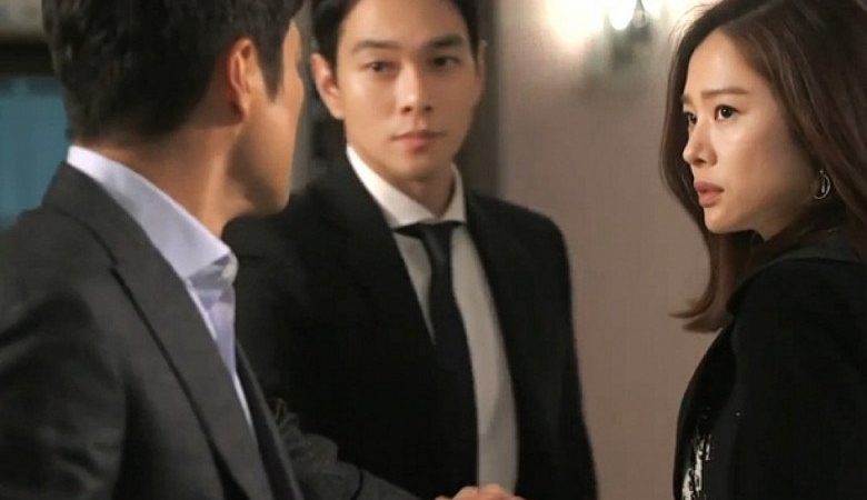 Mẹ chồng ốm l-ẫn, tháng nào anh cả cũng gửi 20 triệu lo liệu cho mẹ nhưng tôi ỉm luôn để ăn tiêu. Đến ngày bà qua đời, lật tấm chiếu lên tôi s-ởn g-ai ố-c thấy tờ giấy A4 bên dưới
