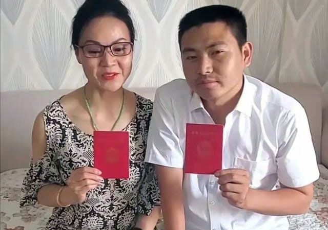 Đi làm thuê rồi lân la cặp luôn bà chủ 65t, đêm nào cũng hì h-ục đủ tư thế khiến bà thỏa mãn, nửa năm sau thì bà ngỏ ý rủ tôi về chung một nhà.