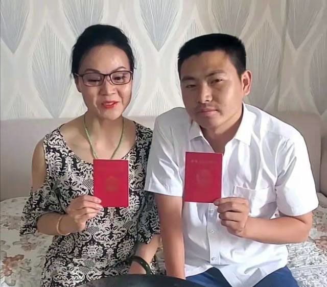 Đi làm thuê rồi lân la cặp luôn bà chủ 65t, đêm nào cũng hì h-ục đủ tư thế khiến bà thỏa mãn, nửa năm sau thì bà ngỏ ý rủ tôi về chung một nhà.