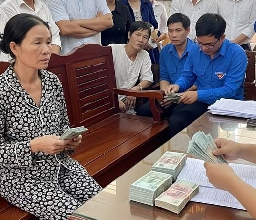 Thấy mẹ chồng suốt ngày chỉ biết mua vàng tích lũy, ăn uống d:è x:ẻn tiết kiệm không cho con cháu lấy 1 đồng, chị dâu quyết định giữ luôn thẻ lương 14 triệu/tháng