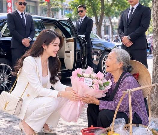 17 năm trước, cô sinh viên nghèo không có nổi tiền ăn từng được bà chủ quán cơm lặng lẽ cho ăn miễn phí suốt những năm đại học. Mang theo món nợ ân tình ấy trong t//im, 17 năm sau cô trở về tìm ân nhân. Hành động bất ngờ của cô ngay giữa quán cơm cũ khiến bà chủ nghẹn ngào, còn cả con phố không khỏi xúc động…