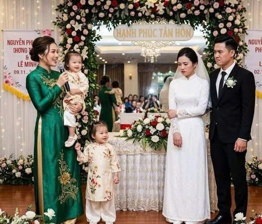 Giám đốc cố tình mời vợ cũ đến dự đám cưới, vợ cũ cao tay mang hoa tới chúc mừng nhưng mời thêm 3 cô gái nữa đóng vai giống mình, đến giờ quan trọng cô dắt theo 2 đứa bé sinh đôi nữa rồi đứng trên sân khấu dõng dạc tuyên bố…