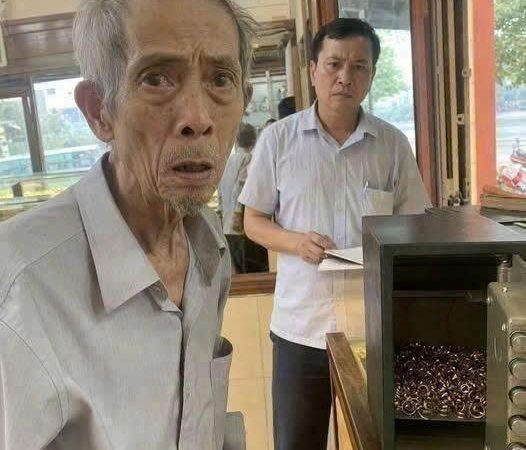 Bí ẩn 70 tuổi bán nhẫn cưới liên tục, chủ tiệm phát hiện giây phút k;inh hoà;;ng…