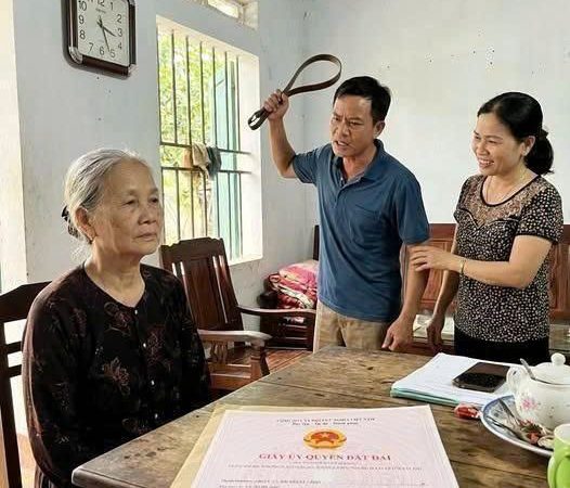 É//p mẹ già ký giấy sang tên đất, vợ chồng con trai bẽ bàng chỉ sau 10 phút vì…