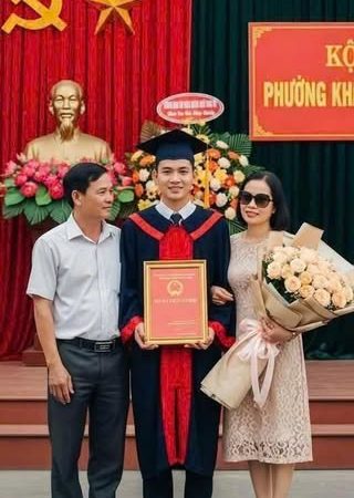 22 năm ở vậy nuôi con cho người yêu cũ. Nào ngờ, một cái quay lưng của con trai vào ngày tốt nghiệp đã khiến người đàn ông bật khóc