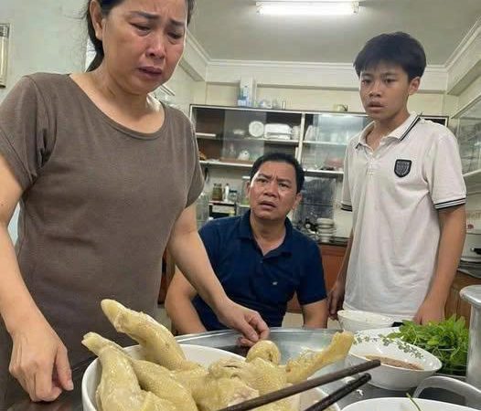 Chỉ vì tôi gắp một miếng thịt gà, con trai ʜéᴛ ᴠàᴏ ᴍặᴛ tôi: “Không kiếm tiền thì đừɴɢ ăɴ ɴʜɪềᴜ!”