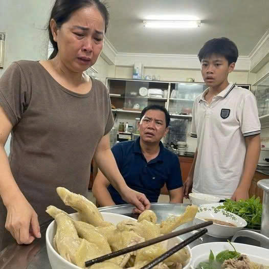 Chỉ vì tôi gắp một miếng thịt gà, con trai ʜéᴛ ᴠàᴏ ᴍặᴛ tôi: “Không kiếm tiền thì đừɴɢ ăɴ ɴʜɪềᴜ!”