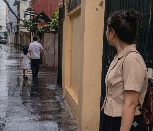 Người cha đón con gái từ nhà trẻ, trực giác mách bảo cô giáo đi theo. Rồi cô giáo phát hiện sự thật ng-ỡ ng-àng