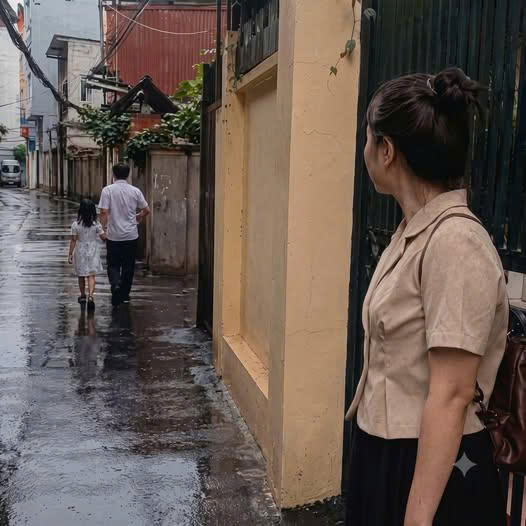 Người cha đón con gái từ nhà trẻ, trực giác mách bảo cô giáo đi theo. Rồi cô giáo phát hiện sự thật ng-ỡ ng-àng