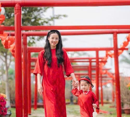 Dắt theo con gái 4 tu;/ổi đi dự đám cưới người quen. Đến nơi, tiệc cưới đông vui, mâm cỗ bày đầy thịt gà, giò chả. Nhưng chưa kịp động đũa, mẹ cô dâu đã bước tới, cười