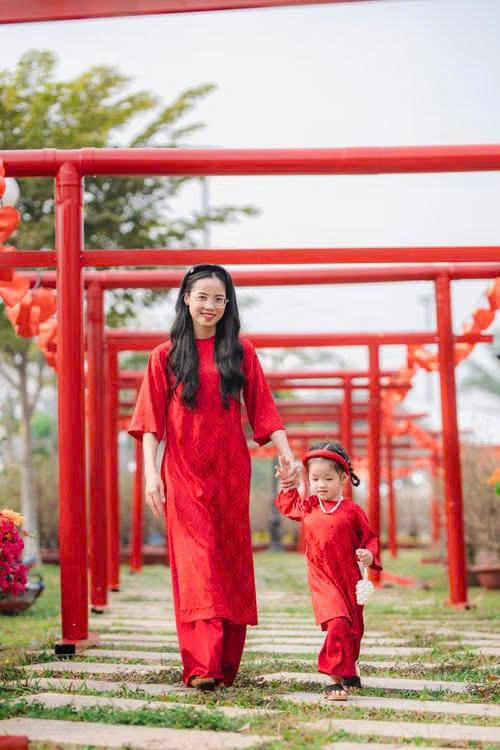 Dắt theo con gái 4 tu;/ổi đi dự đám cưới người quen. Đến nơi, tiệc cưới đông vui, mâm cỗ bày đầy thịt gà, giò chả. Nhưng chưa kịp động đũa, mẹ cô dâu đã bước tới, cười