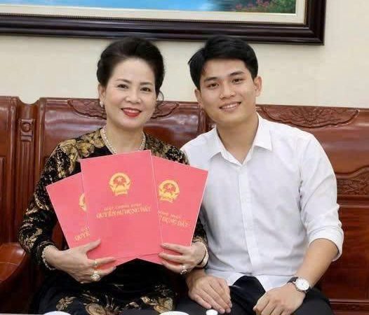 Tôi vừa tròn 20, cao 1m8 quyết cưới vợ 60 dù cả họ phản đối, đêm tânhôn vợ đặt vào tay tôi 3 quyển sổ đỏ cùng với chìa khóa chiếc xe xe porsche 6 tỷ, nhưng lúc vừa v/é/n á/o cô ấy lên thì…