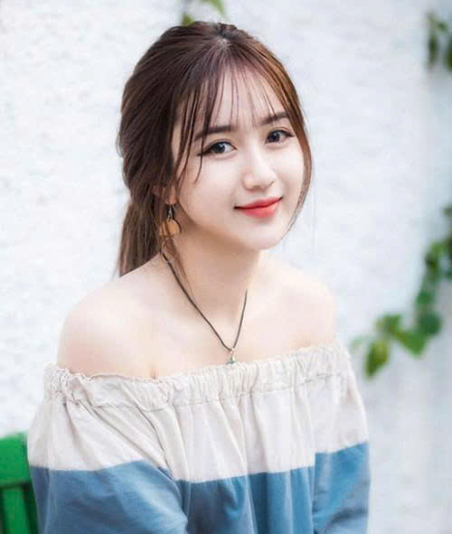 Đi họp lớp gặp lại lớp trưởng từng thích tôi, anh ta bao cả quán, mừng mỗi người 1 triệu, riêng tôi nhận phong bao kỳ lạ