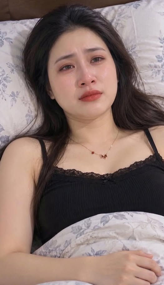 Lấy lý do họp lớp để đi kh;ách s;ạn với nh/ân tì/nh, chồng chỉ nhắn 5 từ, tôi đọc xong liền khóc