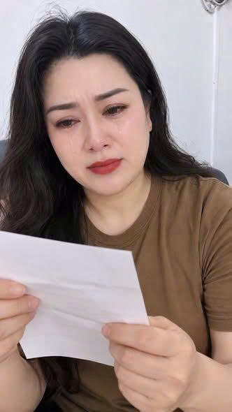 Tôi không đưa tiền lương thưởng cho vợ giữ, thay vào đó, tôi sẽ góp 7 triệu vào hũ tiền chung của gia đình.