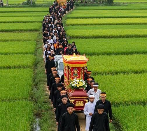 Cụ bà trong làng qu/a đ/ời ở t/uổi 100, tang lễ làm gấp trong đêm vì trùng với lịch cưới cháu, nào ngờ đến lúc đưa ra đồng, xe t/ang khựng lại không thể nổ máy, cả gia đình xuống kiểm tra thì mới tá hỏa…