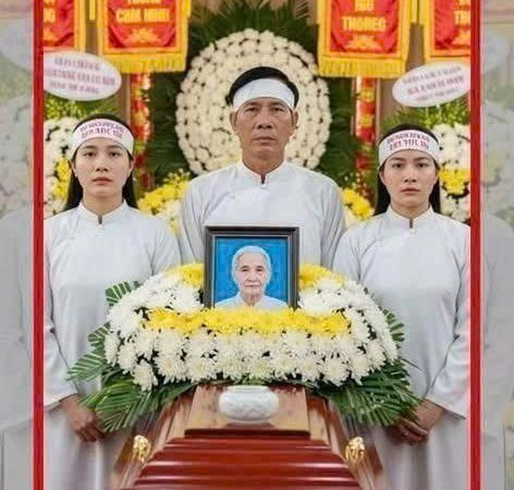 Đám ta/ng mẹ vừa xong, nhà cửa còn nồng mùi khói nhang, anh cả giàu có đã gọi chúng tôi vào “họp gia đình” để tuyên bố về số tiền phúng điếu..