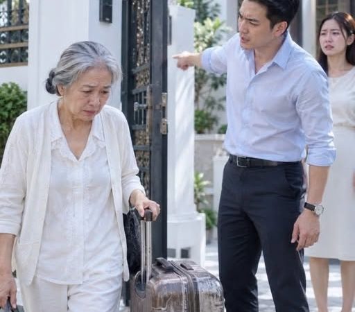 CHIẾC VALI BÊN NGOÀI CỔNG
