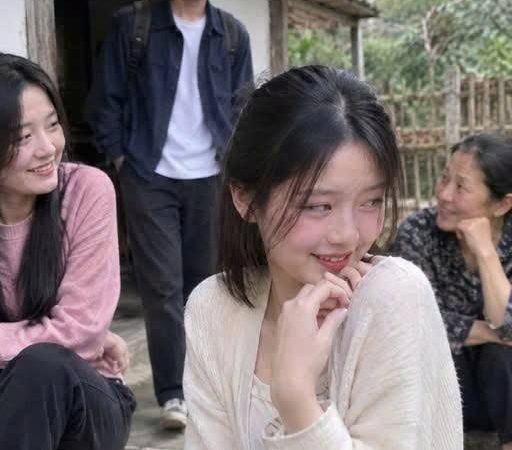 Mẹ tôi bỏ ra 255 triệu, mang về một người đàn ông để cho ba chị em chúng tôi cùng nhau l/ê/n đ/ỉ/nh. Nghe rất điê//n rồ.